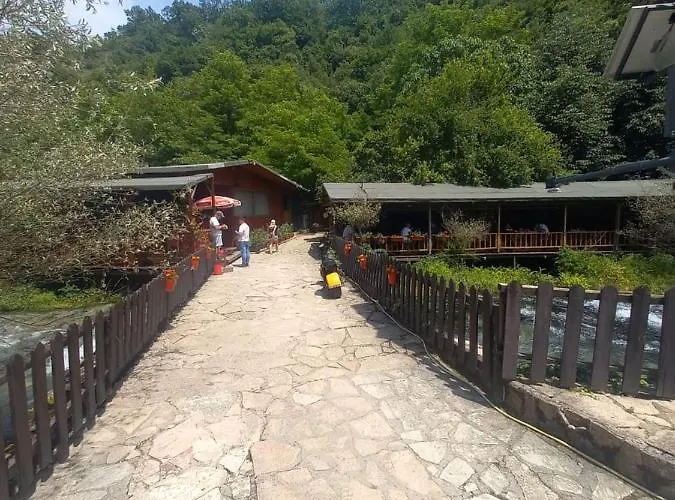 木屋 Blue Eye Sarandë